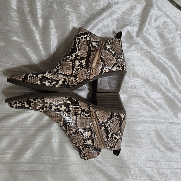 Snakeskin Ankle Boots By Time And Tru Size 7 1/2 EUC - Picture 7 of 8